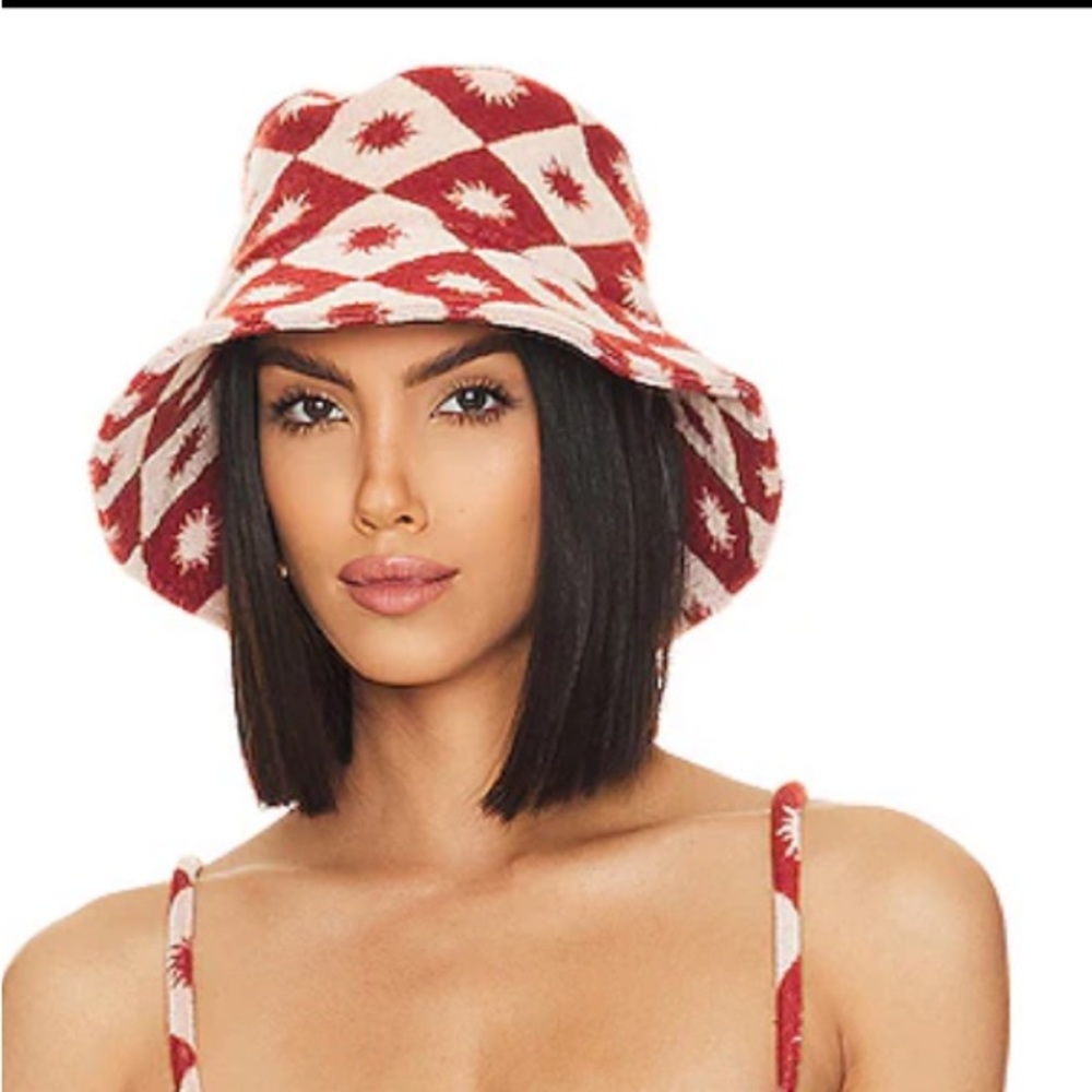 Bucket Hat in Desert Sun
BEACH RIOT sold out everywhere brand new With tags